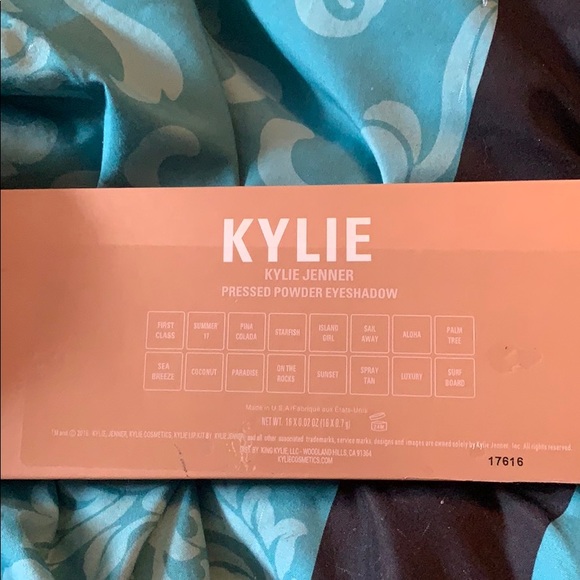 Kylie Take Me On Vacation Palette - Picture 3 of 4